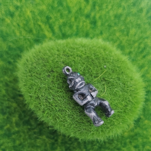 P314 One Emerald Eye Sterling Silver Charm Tiki Tropical - Picture 1 of 4